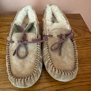NWOT UGG shearling slippers